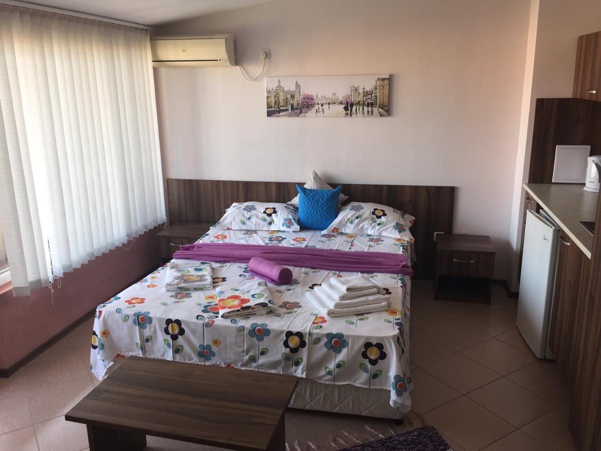 Семеен Комплекс Съни Хаус Aparthotel Несебър Екстериор снимка