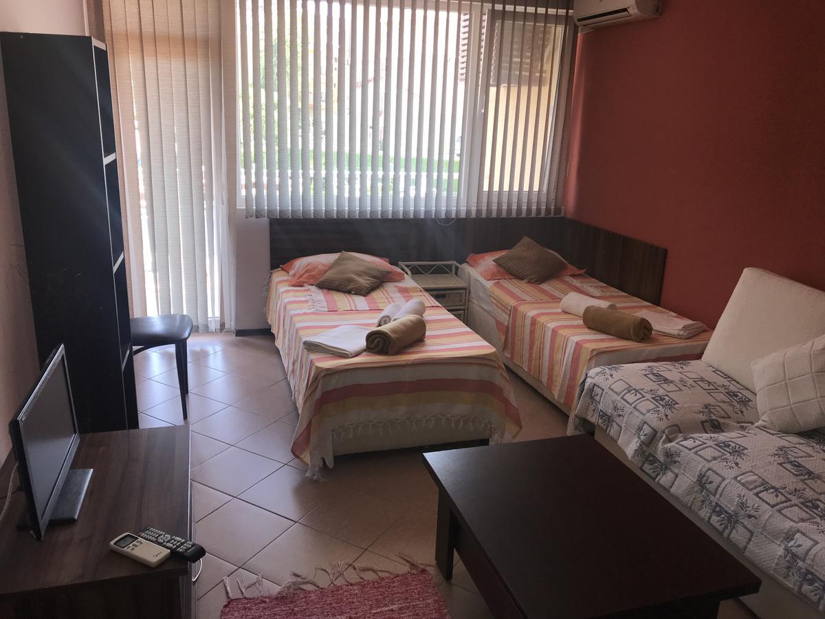 Семеен Комплекс Съни Хаус Aparthotel Несебър Екстериор снимка